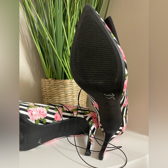 Betsey Johnson Statement Heel - Picture 11 of 12